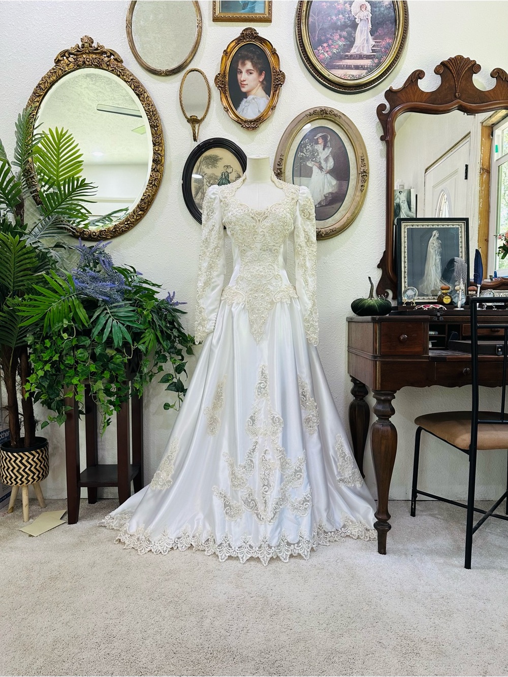 Elegant White/Off-White Lace Appliqué Wedding Dress
